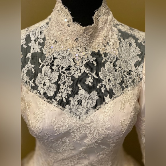 Wedding gown - Picture 6 of 11